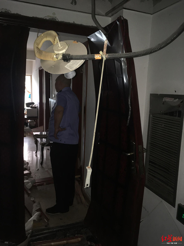 小區(qū)住戶(hù)屋內(nèi)爆炸，防盜門(mén)整體已經(jīng)彎曲