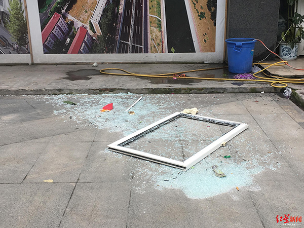 二樓窗戶(hù)被震到樓下，玻璃碎了一地