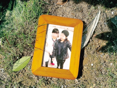 爆炸發(fā)生后，散落在外的物品