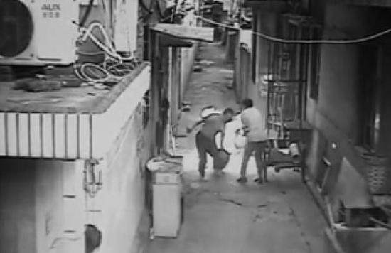 柳兆偉拖著冒火的煤氣瓶往河邊跑。視頻截圖